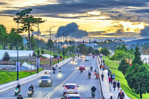 Chiang Mai, Tayland - 22 Aralık 18: 00: 00 Tayland şehri ve gece birçok araba park halindedir. seyahat arkaplanı