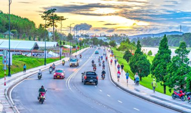 Şehrin üzerinde güzel bir gün batımı