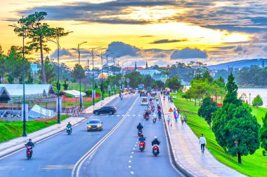 En güzel manzaranın üzerinde gün batımı
