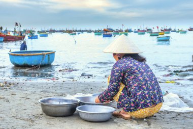 Sahilde Vietnamca kadınla
