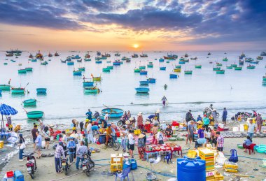 Sahilde güzel bir gün batımı