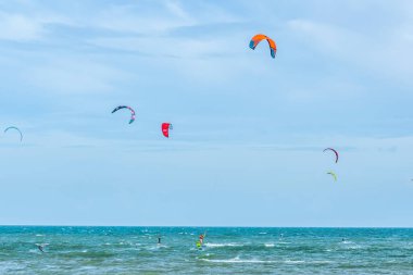 Kumsalda rüzgârda yamaç paraşütü yaparak