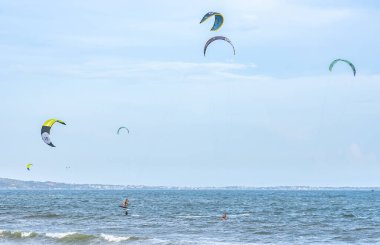 Deniz kıyısında uçan paraglider