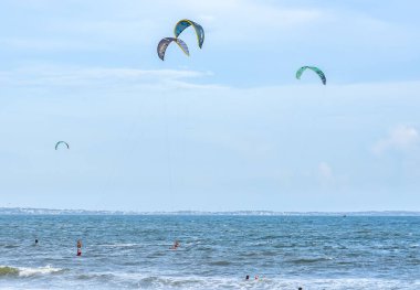 Kitesurfing denizde