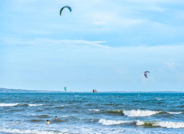 Okyanusta esuring. deniz dalgaları ve dalgalar.