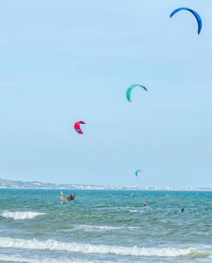 Rüzgarlı bir günde kumsalda uçurtma..