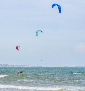 Sahilde uçurtma sörfü