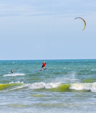Denizde uçurtma sörfçüsü