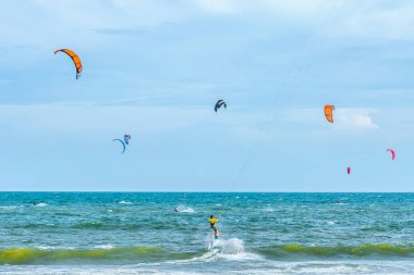 Kitesurfing denizde