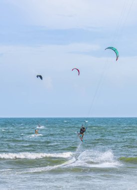 Kitesurfing dalgalar deniz.
