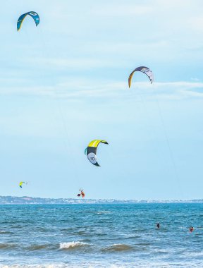 Kitesurfing sahilde.