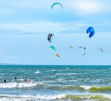 Dalgalar denizinde uçurtma..