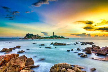 Denizin üzerinde güzel bir gün batımı