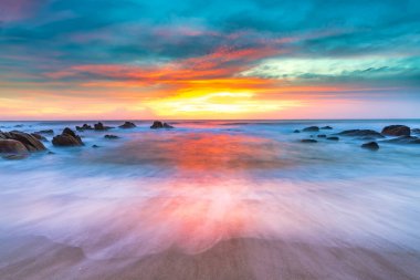 Deniz kıyısında güzel bir gün doğumu..