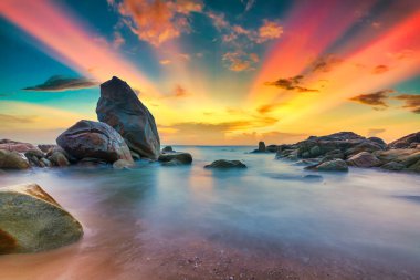 Denizin üzerinde güzel bir gün batımı