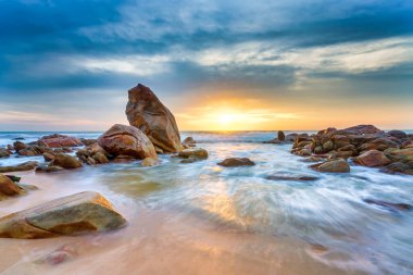 Sahilde güzel bir gün batımı. doğa arkaplanı.
