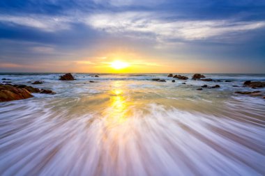 Sahilde gün batımı