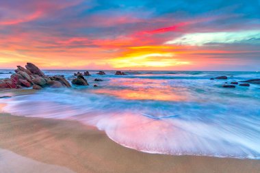 Akdeniz kıyısında güzel bir gün doğumu, uzun pozlama için en ünlü yer..