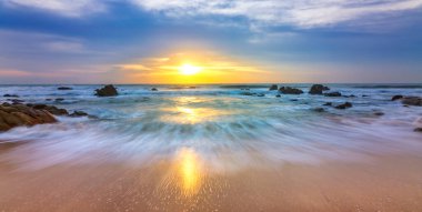 Denizin üzerinde güzel bir gün batımı