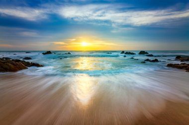 Sahilde güneş doğarken deniz dalgası, Tayland 'da phuket