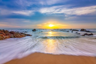 Sahilde güzel bir gün batımı