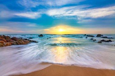 Denizin üzerinde gün batımı