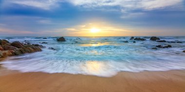 Sahilde güzel bir gün batımı