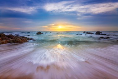 Sahilde güzel bir gün doğumu