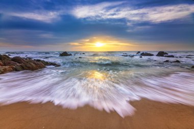 Denizin üzerinde güzel bir gün batımı.