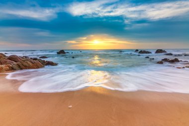 Denizde gün batımı.