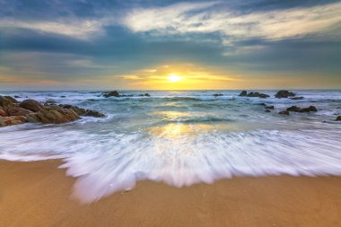 Sahilde güzel bir gün batımı