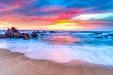 Denizde güzel gün batımı.