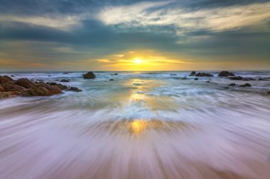 Sahilde gün batımı