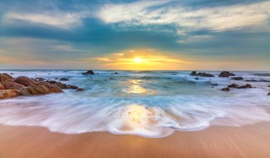 Sahilde gün batımı