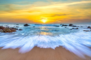 Denizin üzerinde güzel bir gün batımı