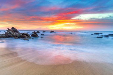 Okyanusta gün doğumu Sahilde, merkez sahilde, nsw, USA