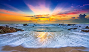 Denizin üzerinde gün doğumu. Okyanusta güzel bir gün batımı. Güzel gün batımı.