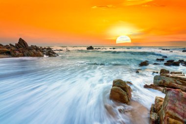 deniz kıyısındaki güzel gün batımı.