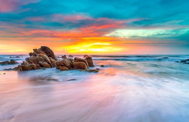 Kayalar denizinde inanılmaz bir gün doğumu.