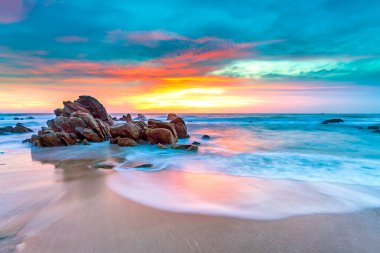 Okyanus sahilinde inanılmaz bir gün batımı.