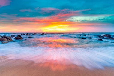 Denizin üzerinde güzel bir gün batımı. doğa arkaplanı