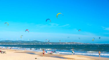 Uçurtma gökyüzünde uçuyor