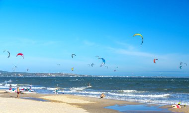 Sahilde uçurtma ve yel değirmenleri var.