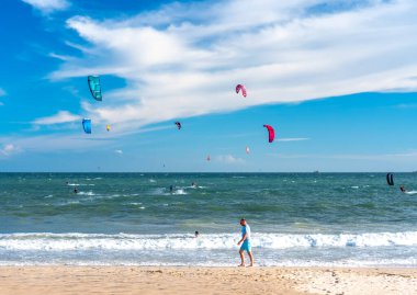 Sahilde uçurtma adam