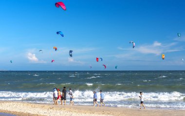 Bir grup uçurtma denizde uçuyor..