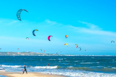 Mavi denizde yamaç paraşütü. Ekstrem. Spor. Yaz. ekstrem spor.