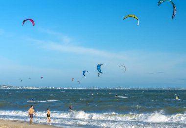 Sörfçüler ve uçurtma sörfçüleri