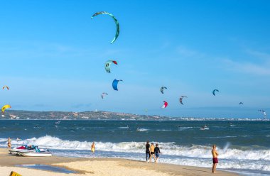 Mavi denizde uçurtma sörfçüsü. Denizde sörf yapan uçurtma