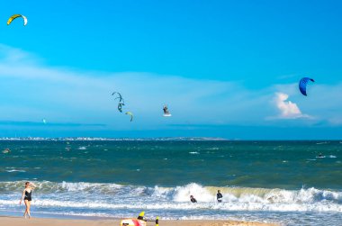 Rüzgâr sörfçüsü. Uçurtma denizin üzerinde uçuyor. Uçurtma denizin üzerinde uçuyor. yaz.