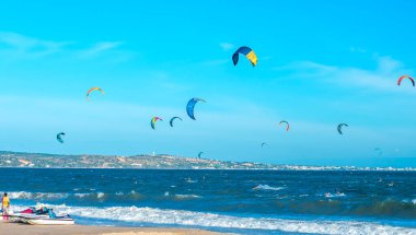 Denizde sörf yapan uçurtma